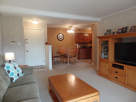 3rd image of 1605 N Windsor Dr APT 305