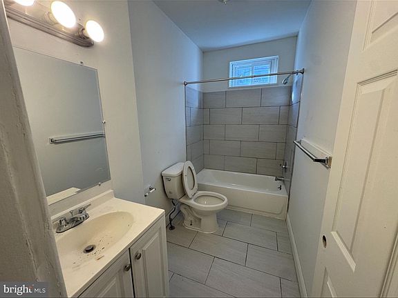 4th image of 616 W 6th St