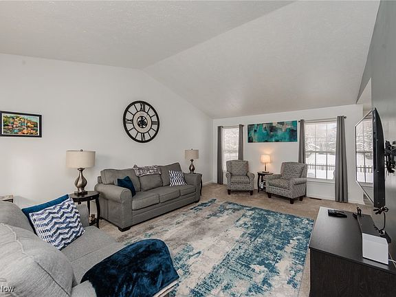 3rd image of 160 Stonepointe Dr