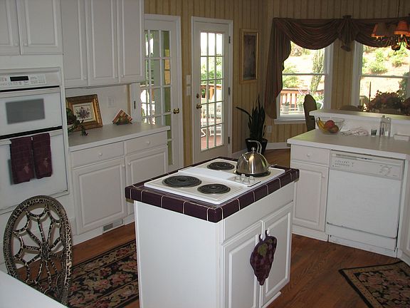 Great kitchen overlooking breakfast area 
