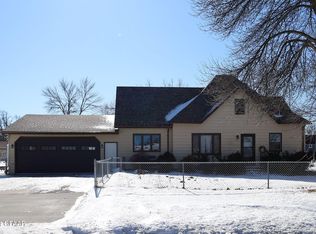 424 W 5th St, Larimore, ND 58251