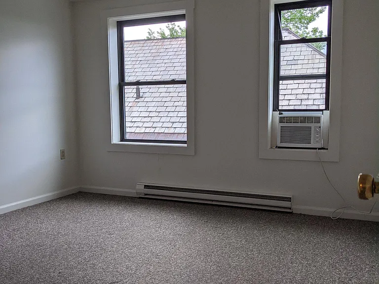 348 College St — Photo 77