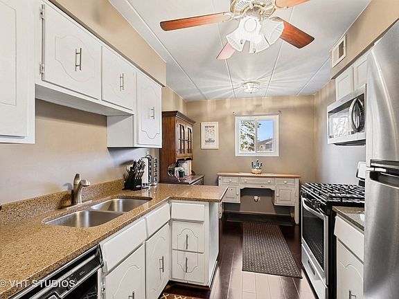 5th image of 13935 Laramie Ave #212