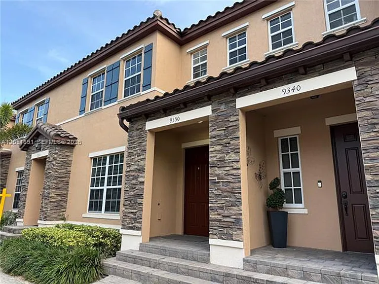 9350 SW 171st Ct #Townhouse 9350 — Photo 2