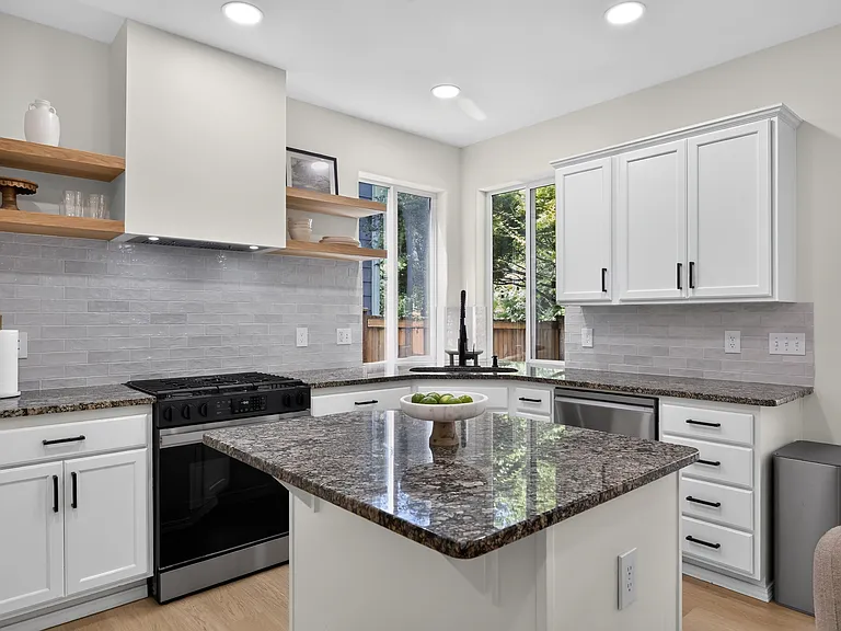 659 Vashon Pl NE — Photo 12
