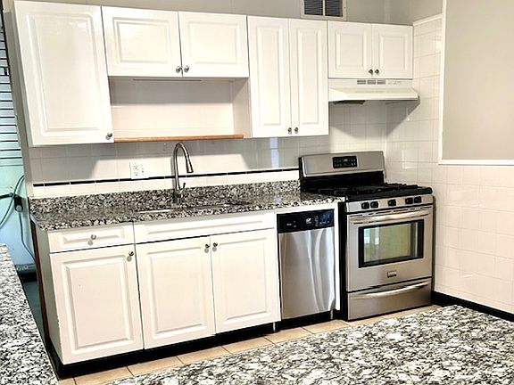 5th image of 302 Kelly Ct