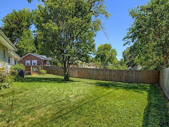 5th image of 1221 Robin Dr