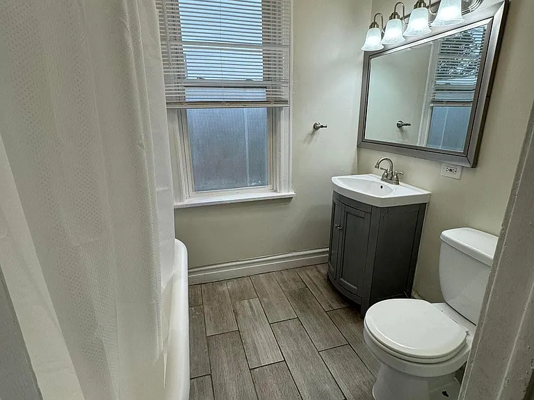 1212 Lombard Ave #2 — Photo 3