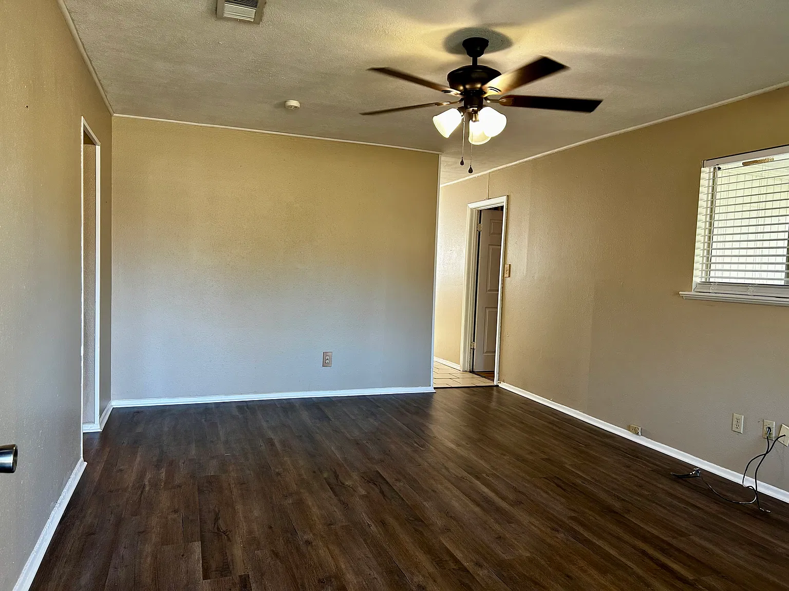 3 bed, 1.5 bath, 1400 sqft, $1,000 — Photo 3