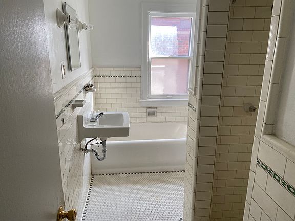 4th image of 850 W Huron St #1
