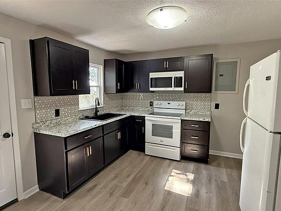 5th image of 557 Vreeland Rd