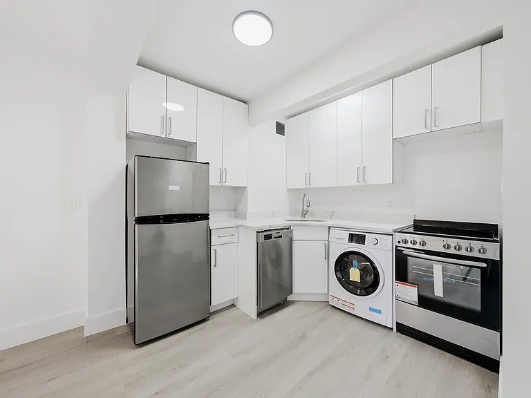 300 E 96th St #3-A — Photo 1