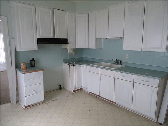 4th image of 11 W 1st St