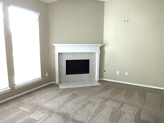 5th image of 1004 Brazos Ct