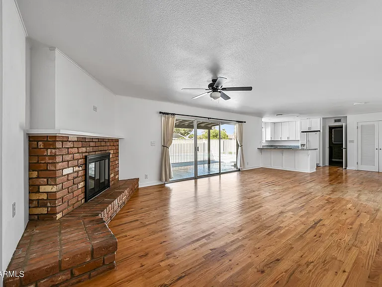 530 E Fairmont Dr — Photo 4