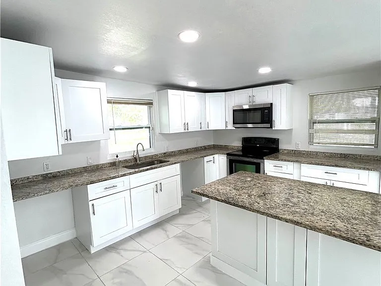 121 E 3rd St — Photo 4