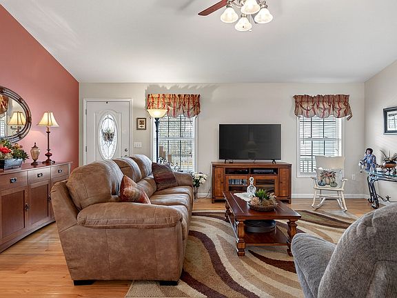 5th image of 1017 Iroquois Ln