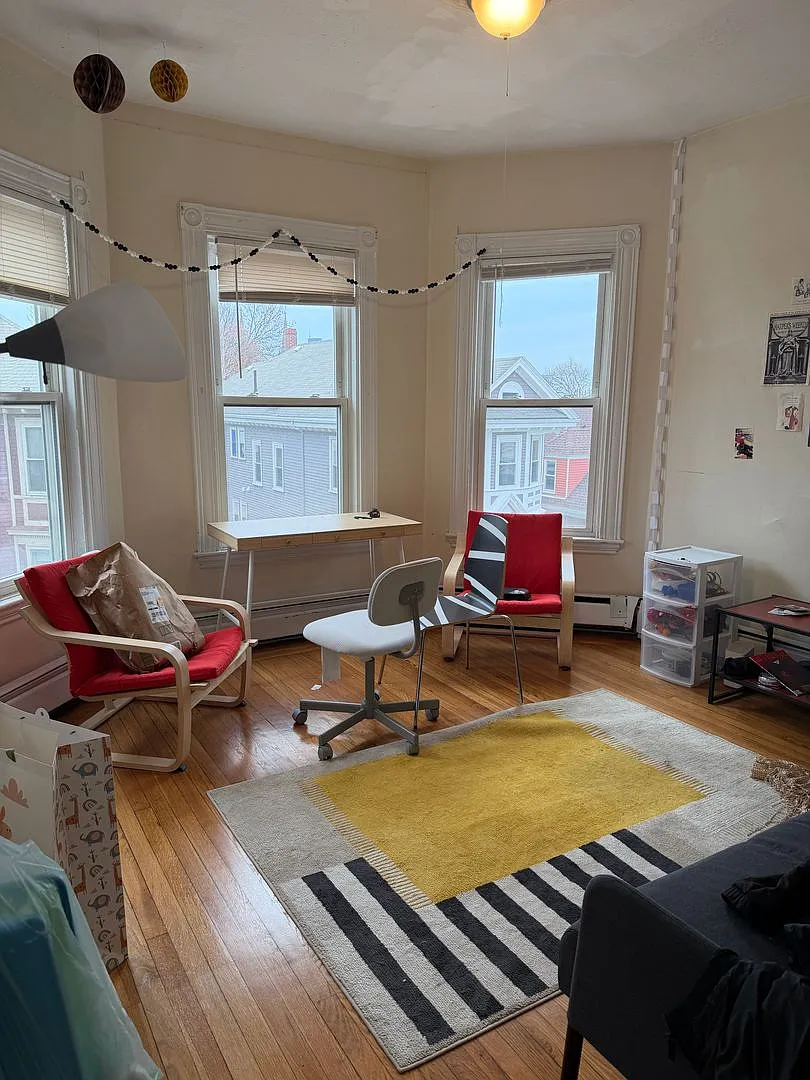 No brokers Fee Unit in Mission Hill, In-Unit Washer and Dryer, Eat-in Kitchen — Photo 3