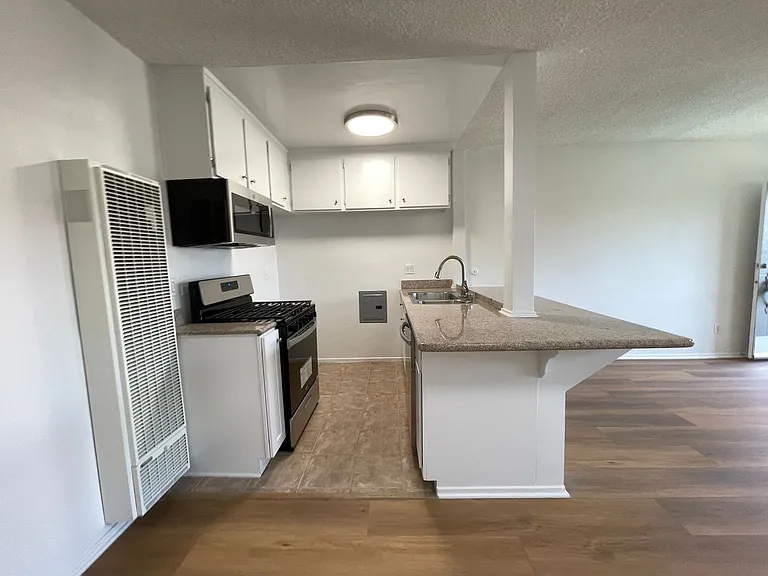 15925 Victory Blvd — Photo 8
