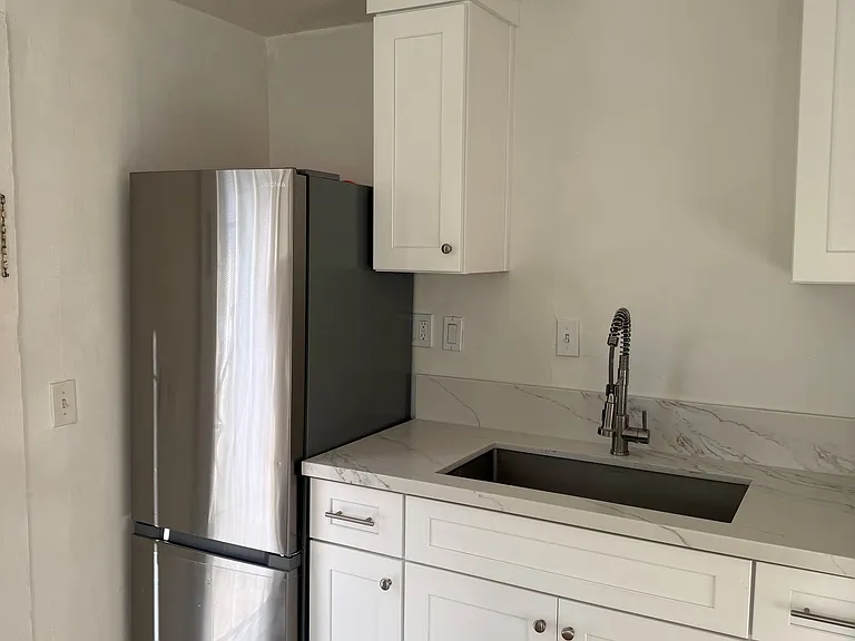 777 N Los Robles Ave #5 — Photo 6