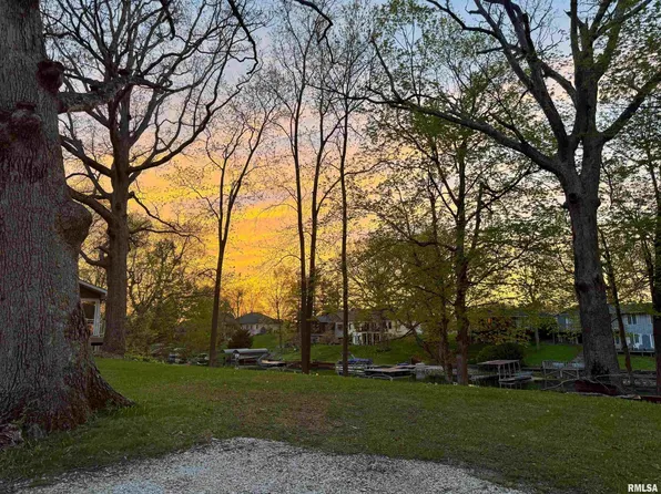 374 Fir Rd, Petersburg, IL 62675