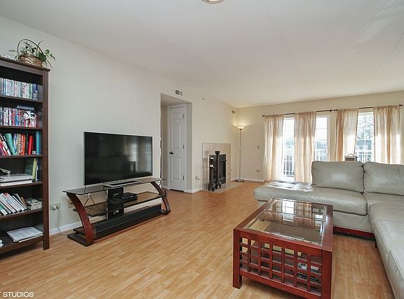 3rd image of 17318 Oak Park Ave APT 2SW