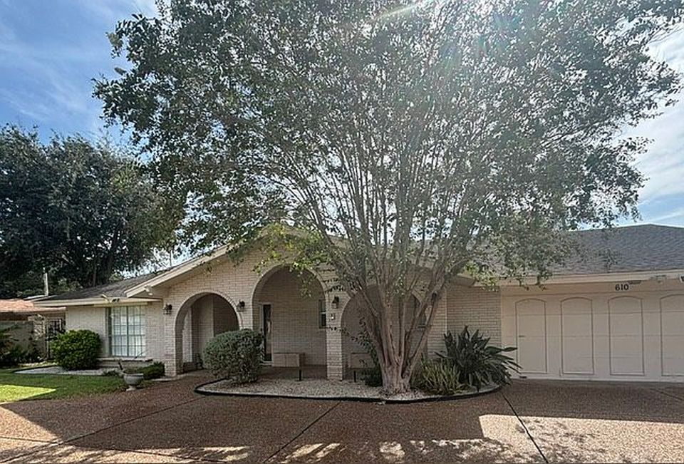 610 Palm Valley Dr W - Property Image