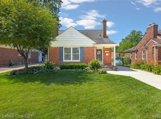 2017 Stanhope St, Grosse Pointe Woods, MI 48236