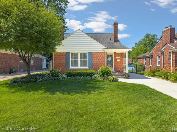 2017 Stanhope St, Grosse Pointe Woods, MI 48236