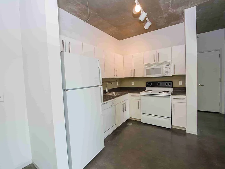 The Hub on Chestnut Street — Photo 9