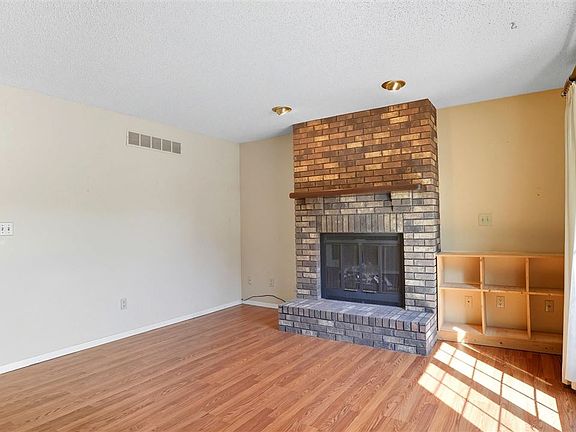 3rd image of 1444 Eastview Dr