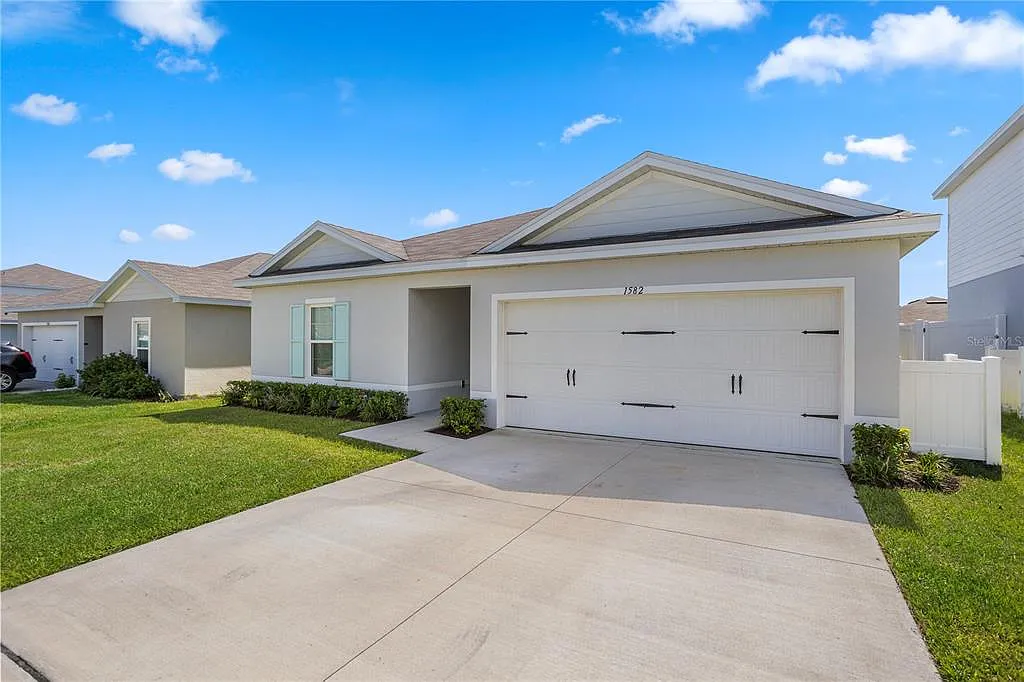 3 bed, 2.0 bath, 1450 sqft, $2,000 — Photo 2
