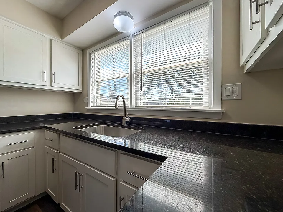 2810 N Lowell Ave #1C