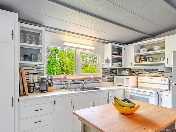 4th image of 304 Governor Ln