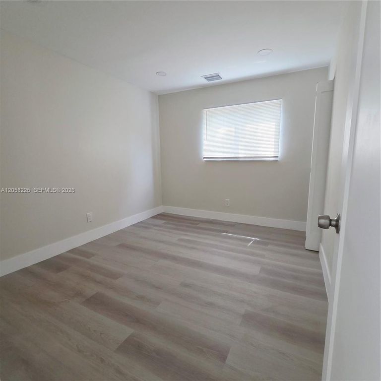 601 NE 1st St, photo 7