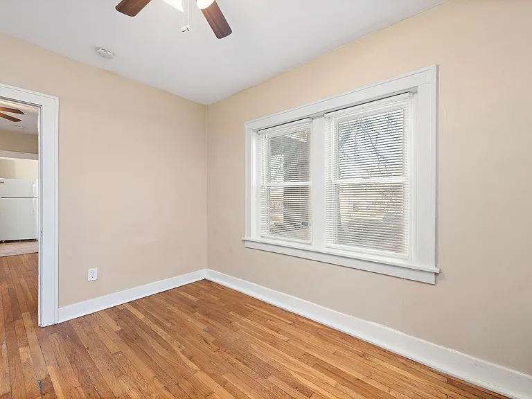 2732 Charlotte St — Photo 16