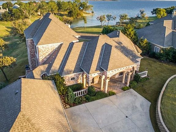 2nd image of 700 Stowe Ln