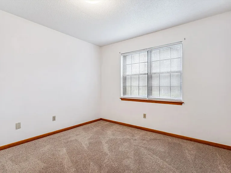 504 Farnell Ln — Photo 10