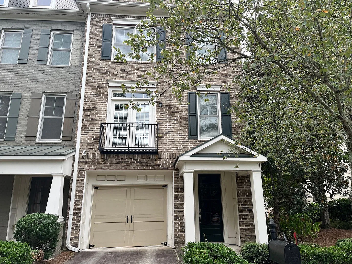 Beautiful townhome! 1 car garage, sunroom, glass shower, soaking tub, large room, kitchen w/island! — Photo 1