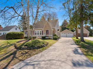 4045 Springhill Dr, Manitowoc, WI 54220