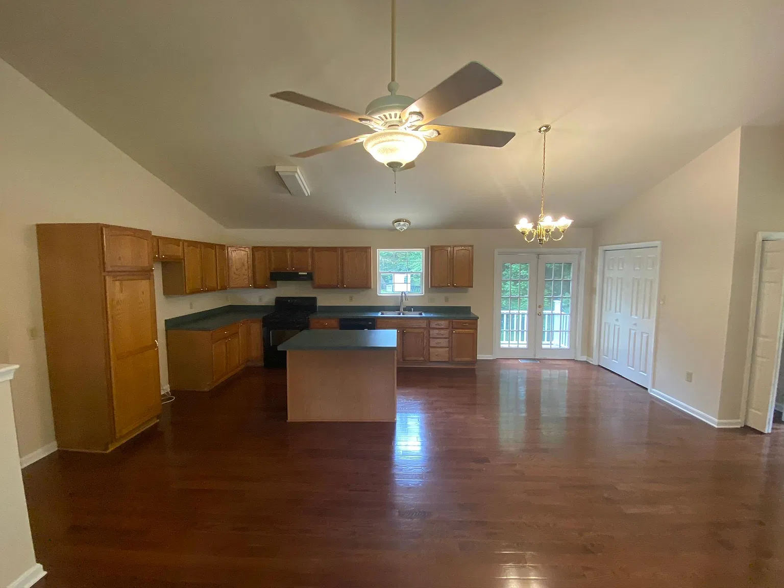 4 bed, 2250 sqft, $2,200 — Photo 4