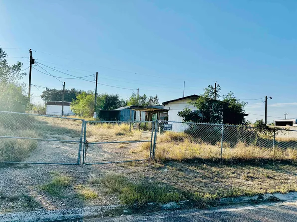 2049 Retama Dr, Zapata, TX 78076