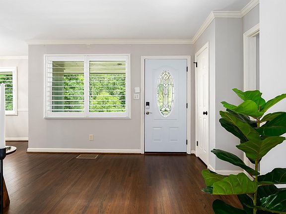 5th image of 1529 Cresthill Rd