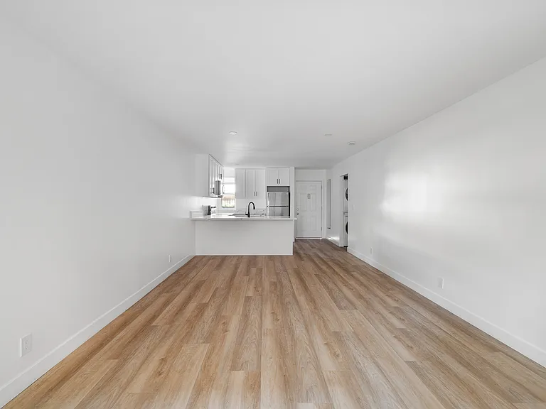Encino Country Club Apartments — Photo 10