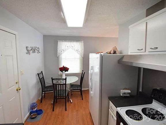 3rd image of 615 E Maple Ave