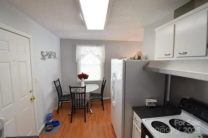 615 E Maple Ave — Photo 3