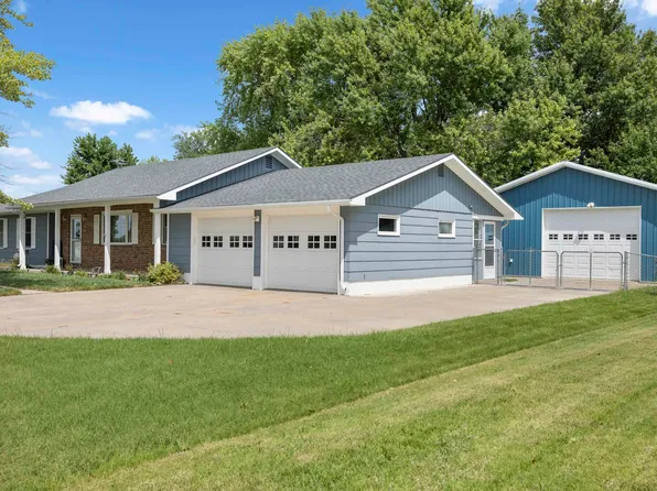 935 Trinity Dr, Newton, KS 67114