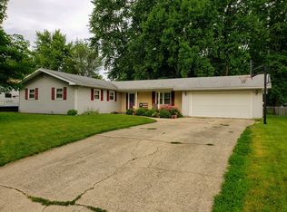 702 Crest View Dr, Monticello, IL 61856