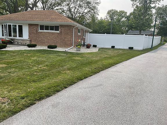 3rd image of 10 Sauk Ct