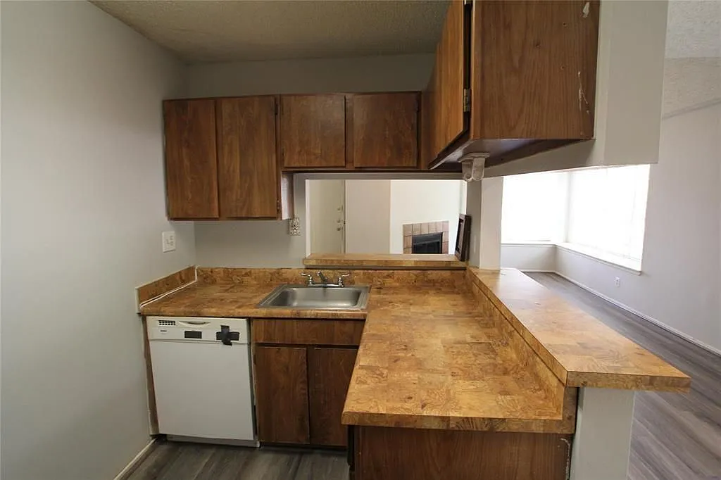 2 bed, 1.0 bath, 1770 sqft, $1,000 — Photo 4